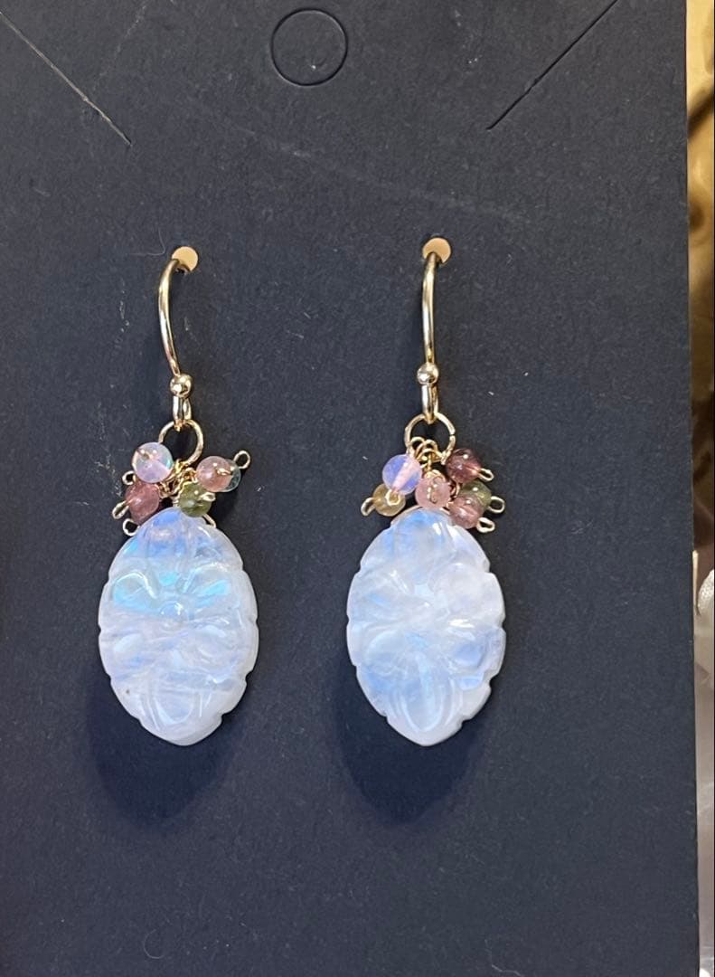 kayaです。シラーが美しいホワイトラブラドライトフラワーカービングピアス