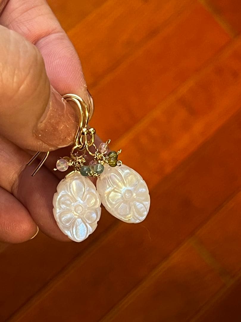kayaです。シラーが美しいホワイトラブラドライトフラワーカービングピアス