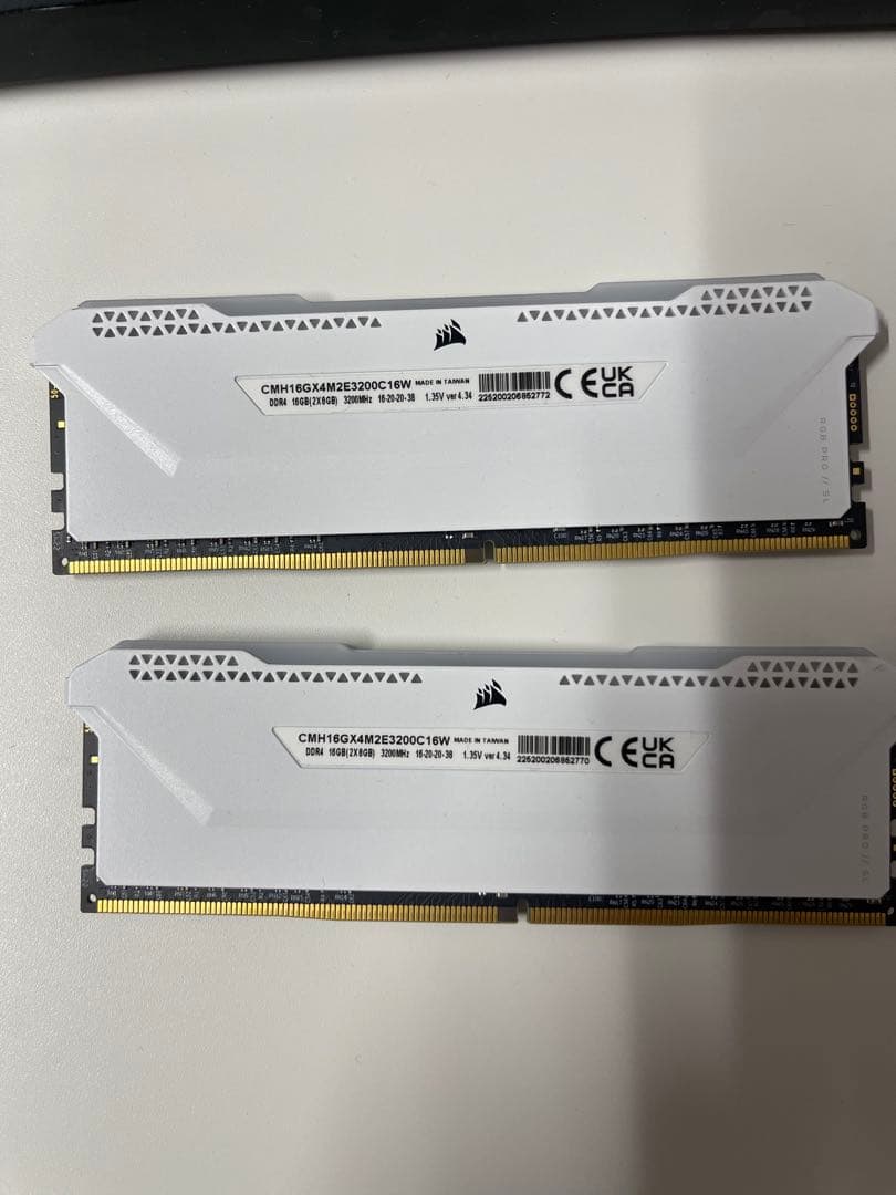 メモリCorsair Vengeance DDR4 16GB 3200MHz２個