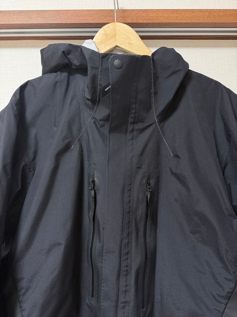 and wanderアンドワンダー 2.5L hiker rain jacket