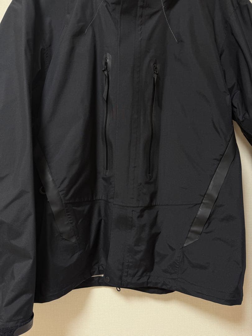 and wanderアンドワンダー 2.5L hiker rain jacket