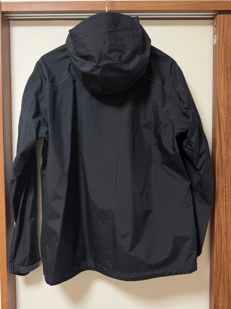 and wanderアンドワンダー 2.5L hiker rain jacket