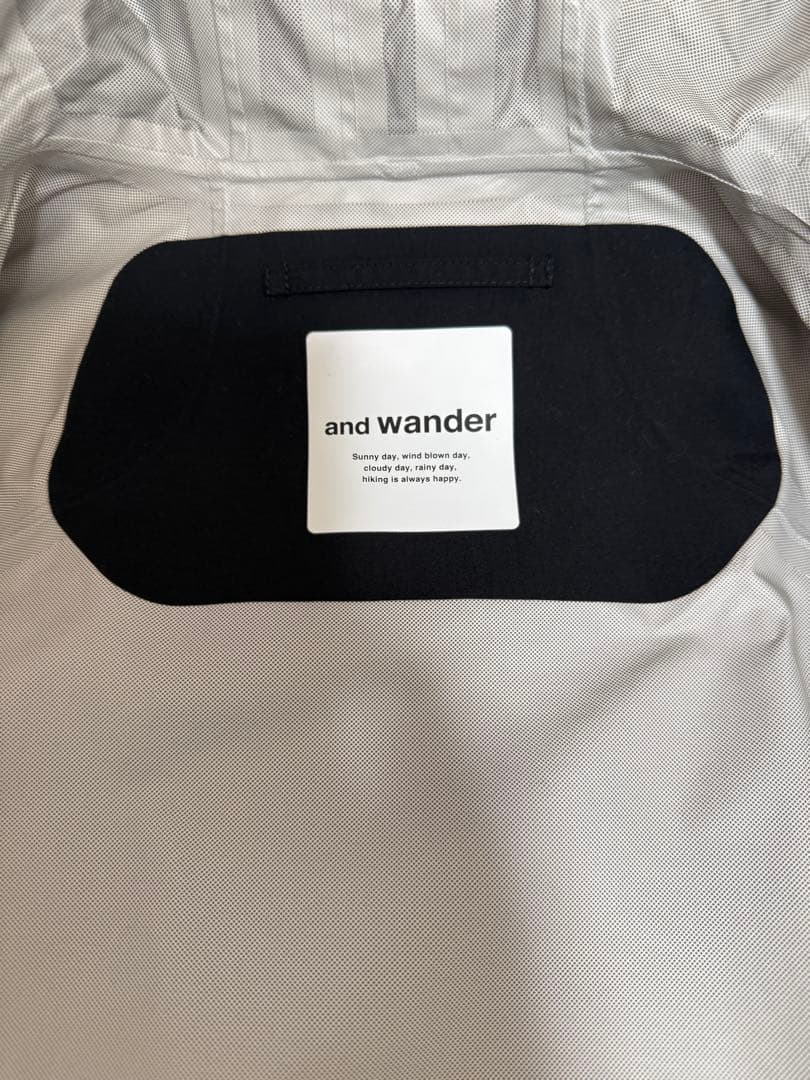 and wanderアンドワンダー 2.5L hiker rain jacket