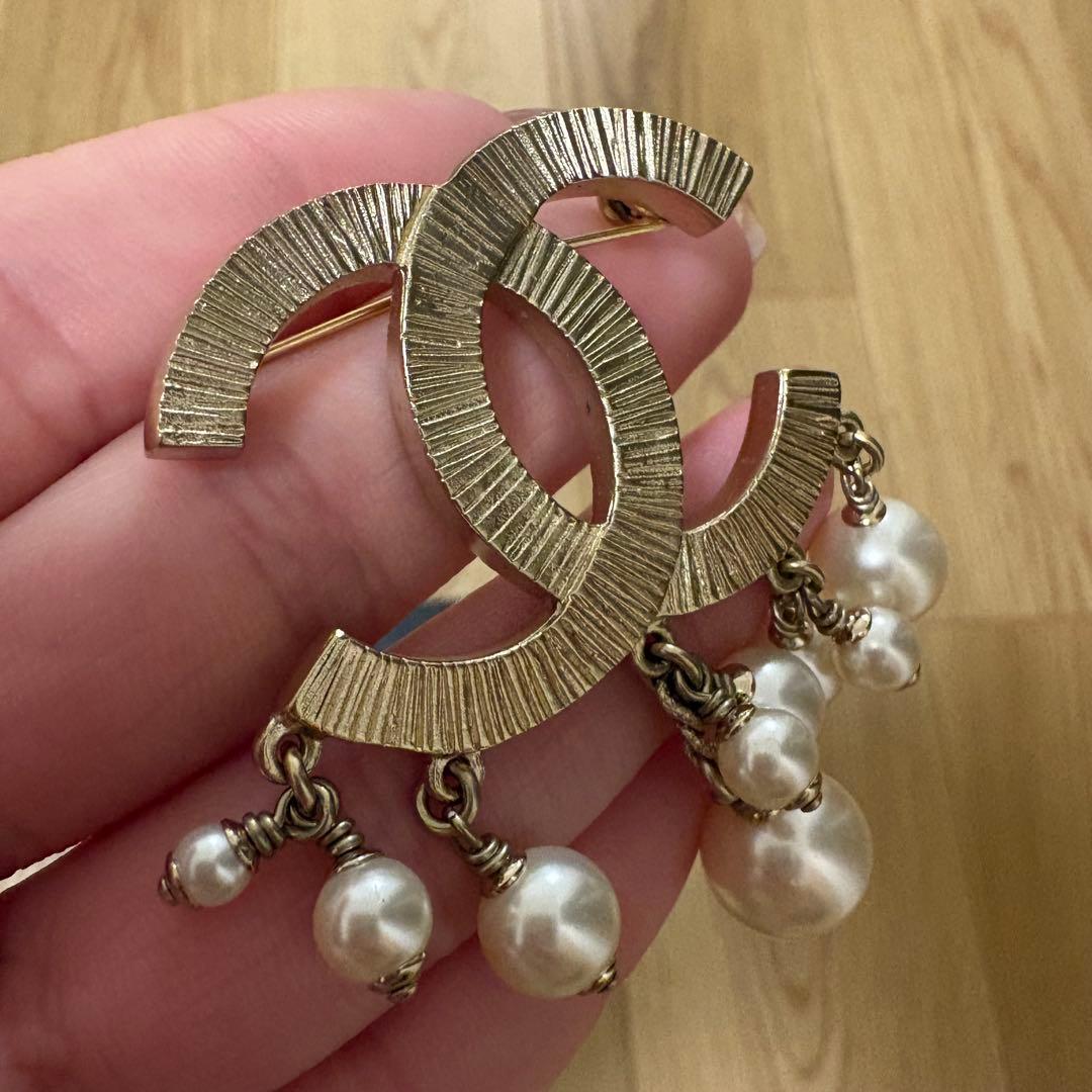 【CHANEL】ロゴブローチ