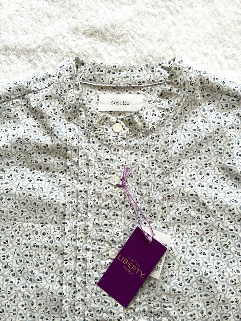 新品！sosotto リバティのバンドネックのブラウス　爽やかな小花柄