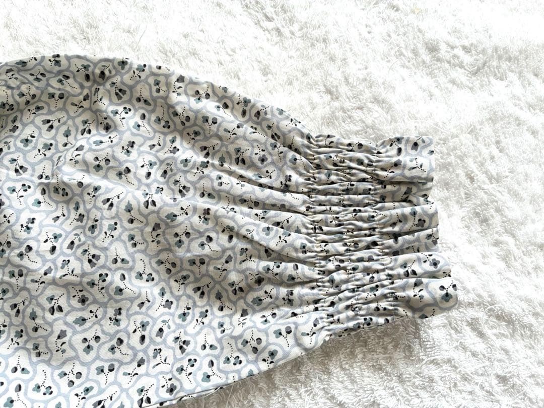 新品！sosotto リバティのバンドネックのブラウス　爽やかな小花柄