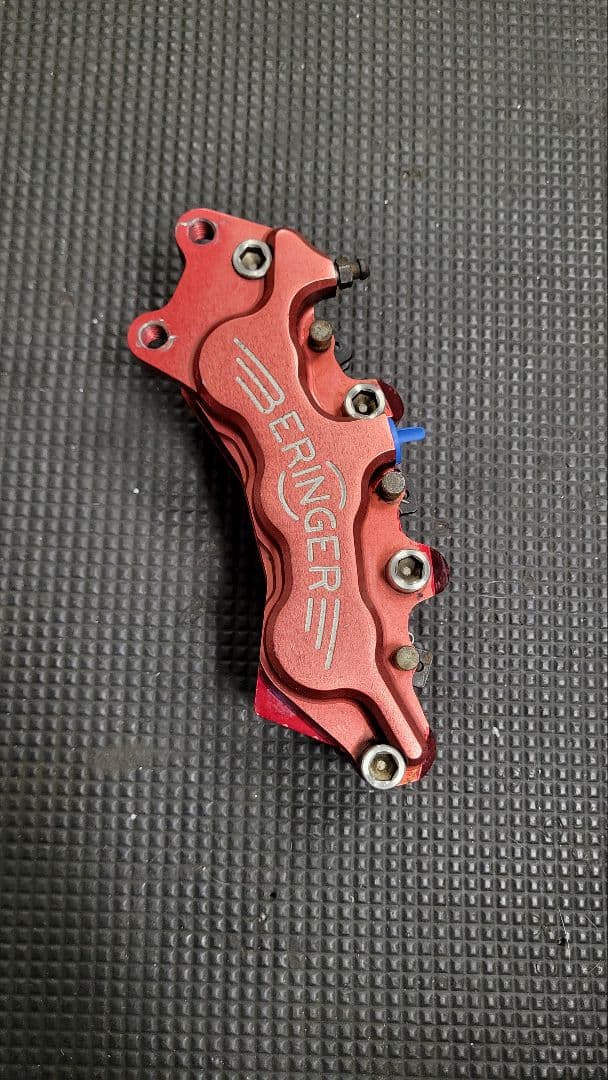BERINGER レッド ブレーキキャリパー 6ポット左側