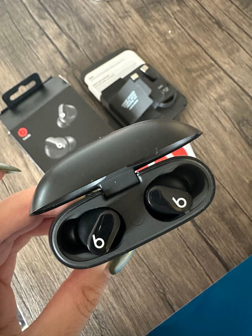 イヤホン Beats Studio buds