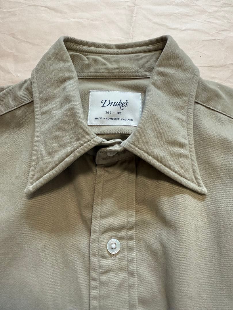 Drake’s BEAMS F 別注　ベージュ ツイル レギュラーカラーシャツ