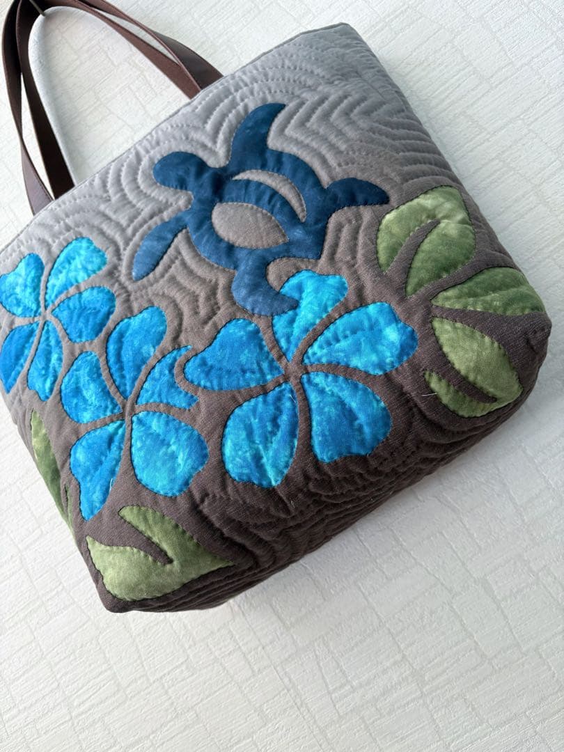 ハワイアンキルトトートバッグ　　　　　　　　プルメリア&ホヌ　ブラウン