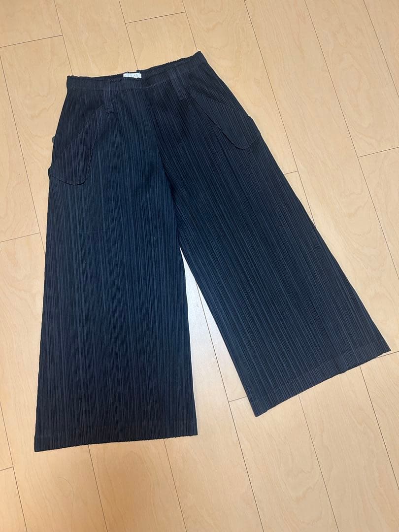 プリーツプリーズ　ブラックガウチョパンツ