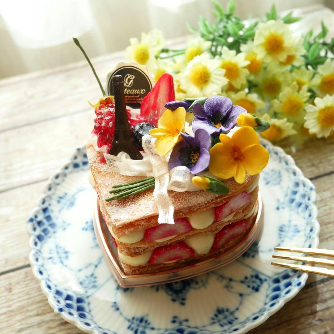 【ひび様】フェイクスイーツ◆ハート型♡パリパリ♬苺のミルフィーユ◆すみれブーケ飾