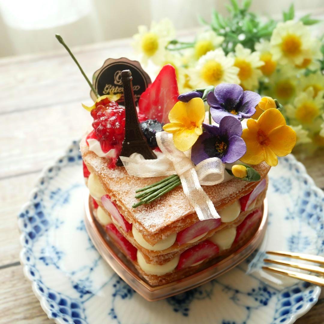 【ひび様】フェイクスイーツ◆ハート型♡パリパリ♬苺のミルフィーユ◆すみれブーケ飾