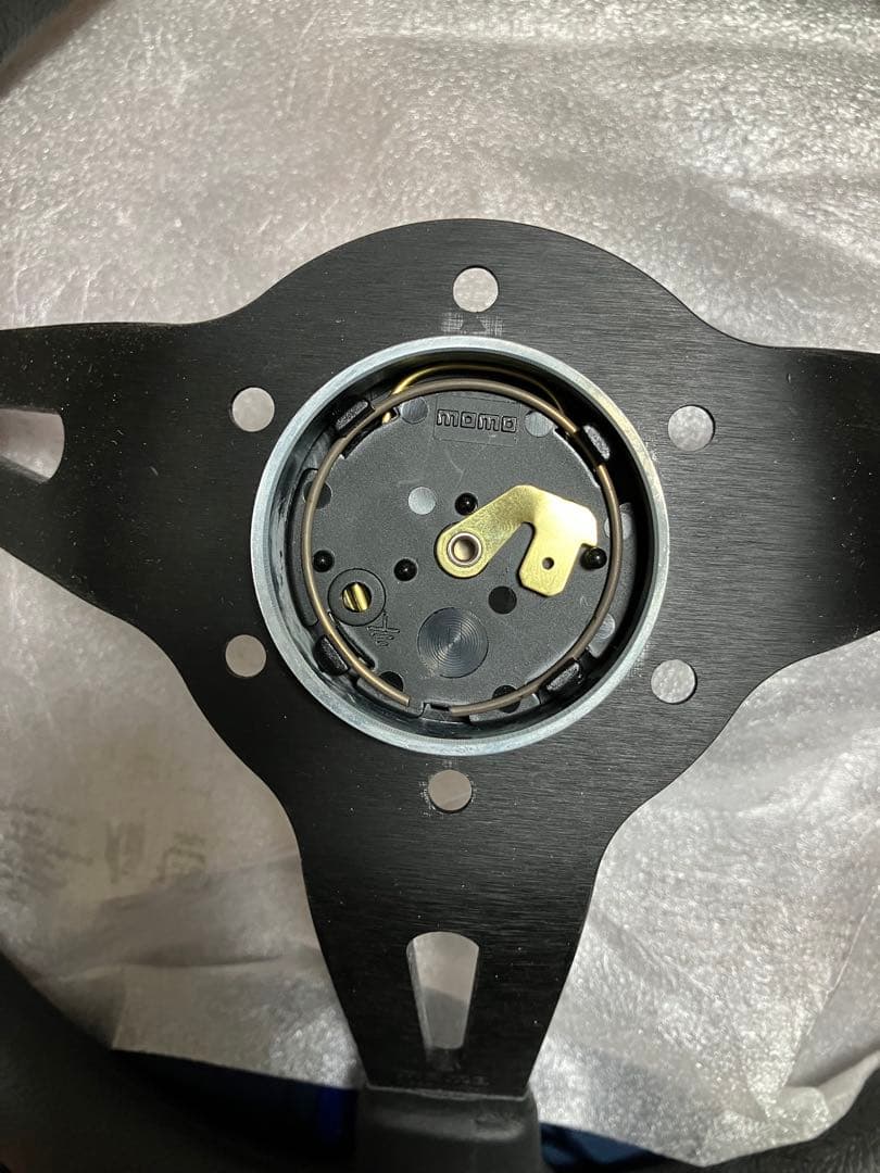 「Rio」MOMO ステアリングホイール 35cm 黒/黄色MOD.08