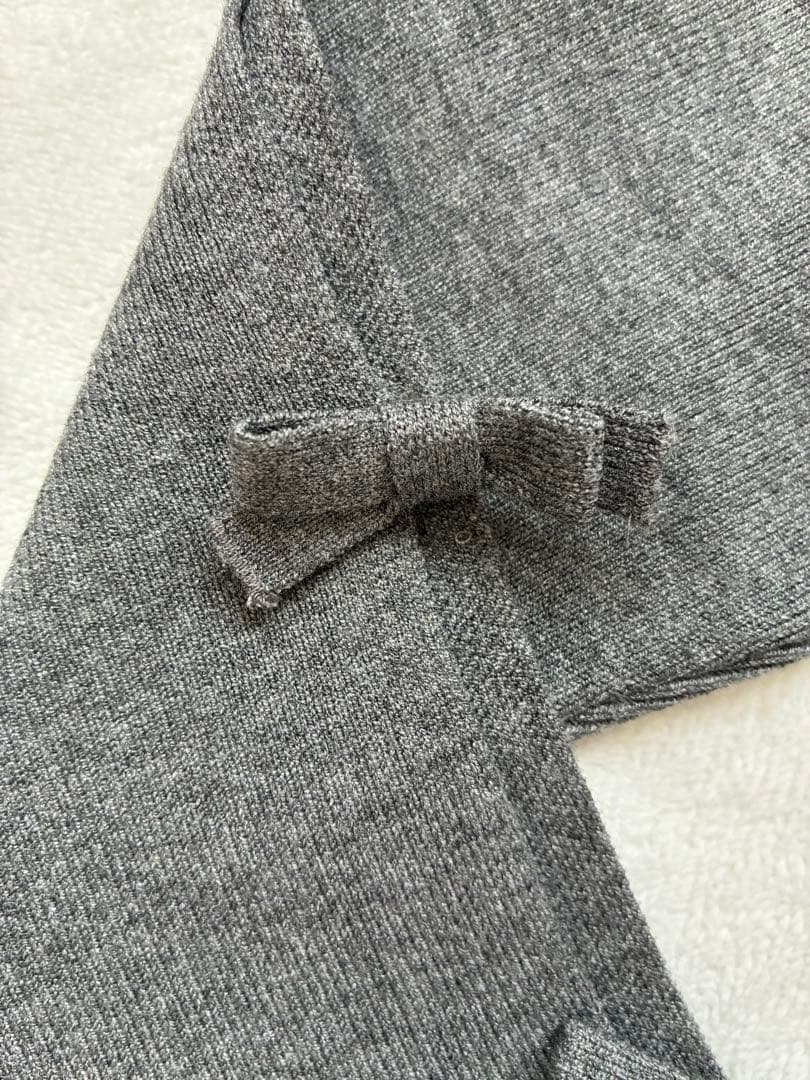 リボン付きグレー長袖ニットセーター