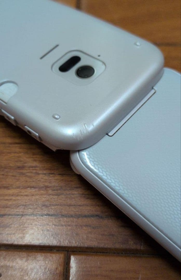 docomo ドコモ らくらくホン F-01M ホワイト 【充電器付】