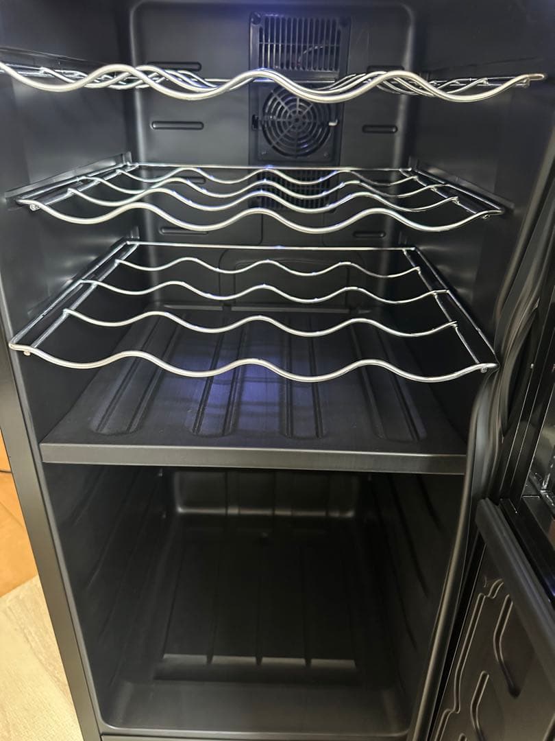 大容量ワインセーラー32本　2024年製　下ラック棚無し