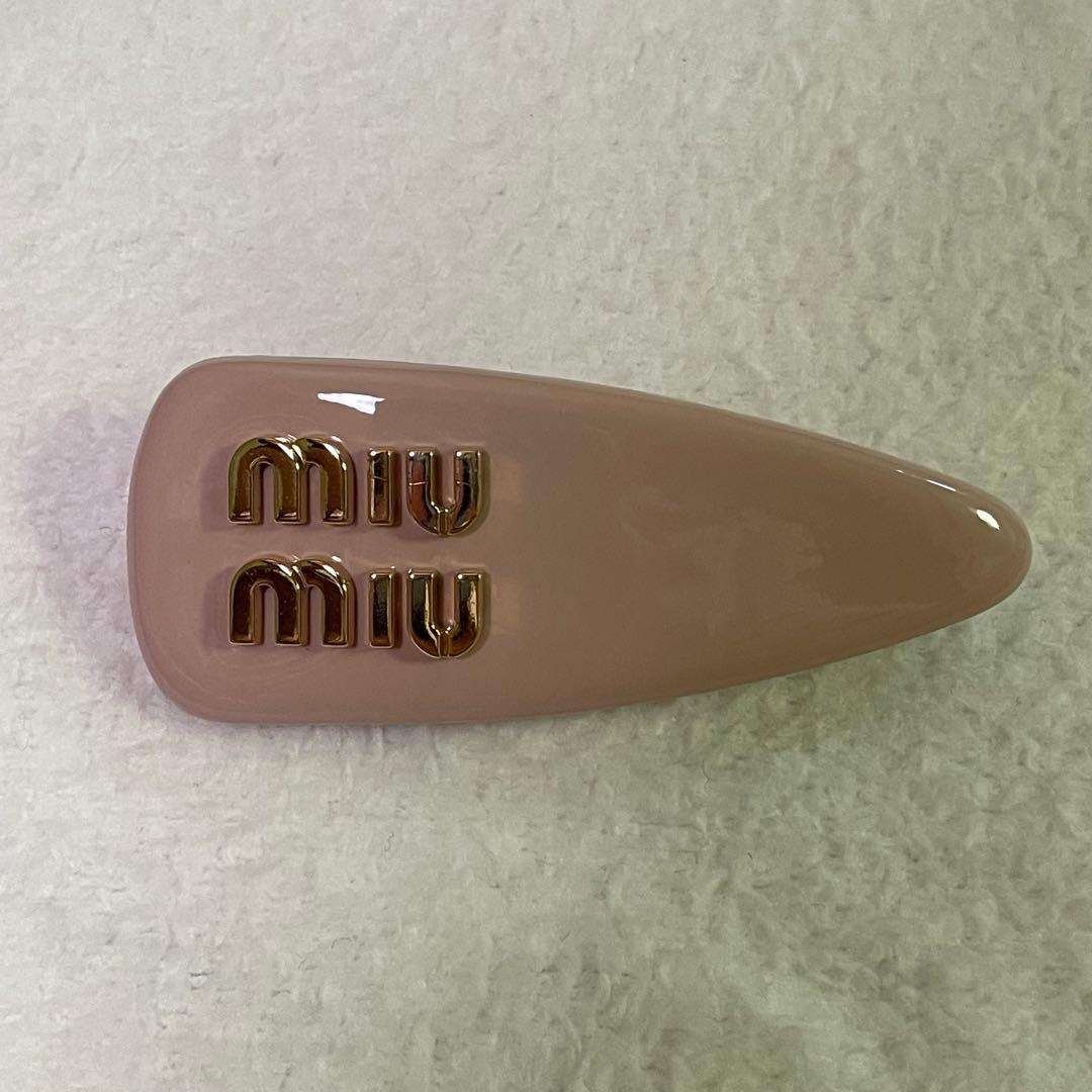 MIUMIU パテントレザー　ヘアクリップ　ピンク
