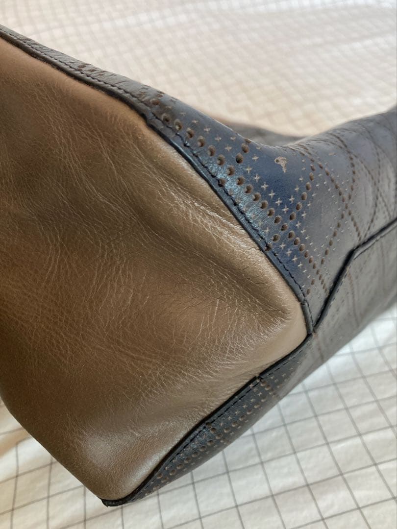 ヴィヴィアンウエストウッド パンチング レザー トートバック　A4