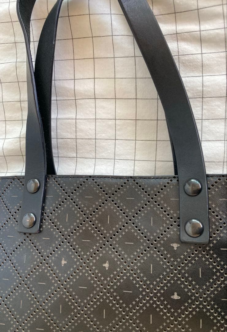 ヴィヴィアンウエストウッド パンチング レザー トートバック　A4