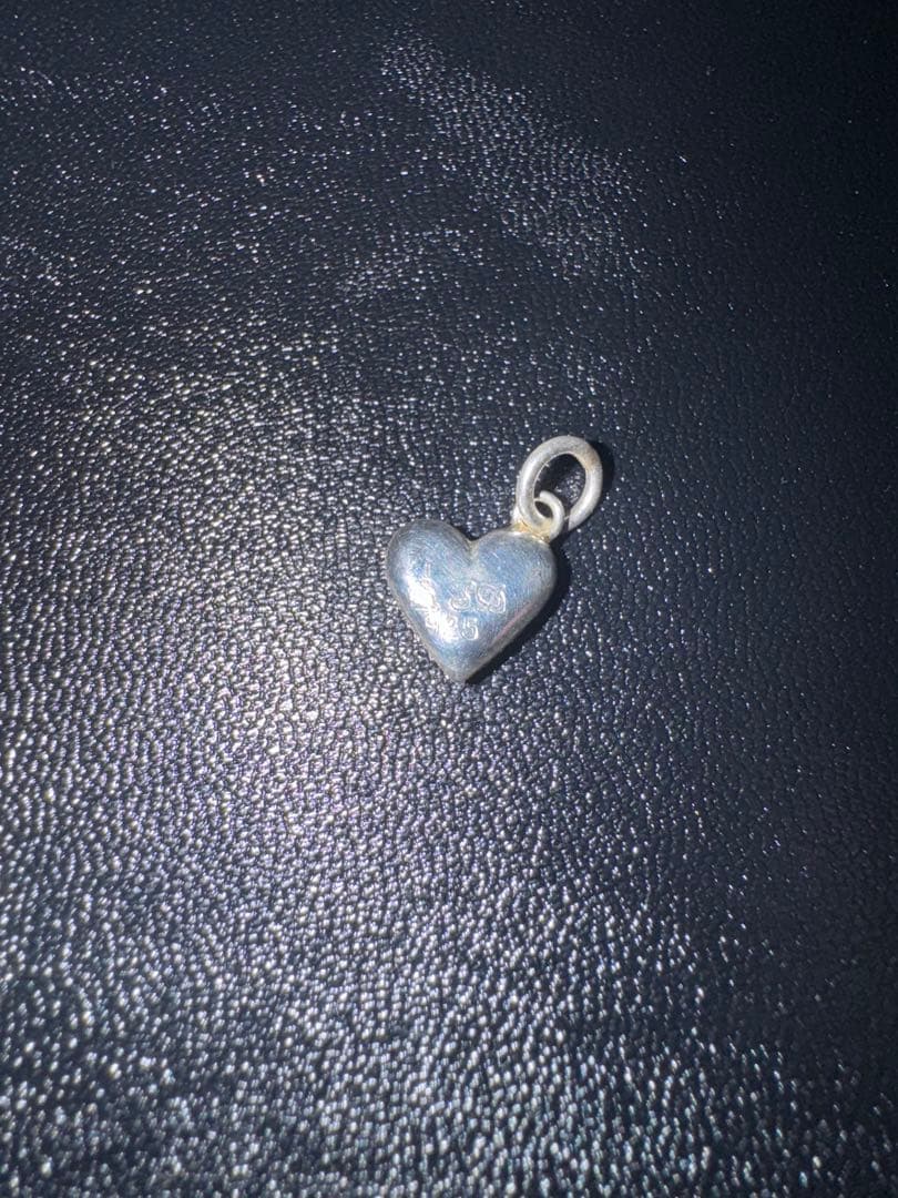 Suman Dhakhwa（スーマンダックワ）スムースハートチャームネックレス