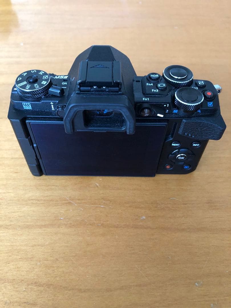 OLYMPUSのミラーレス一眼カメラと12-40mm f/2.8レンズのセット