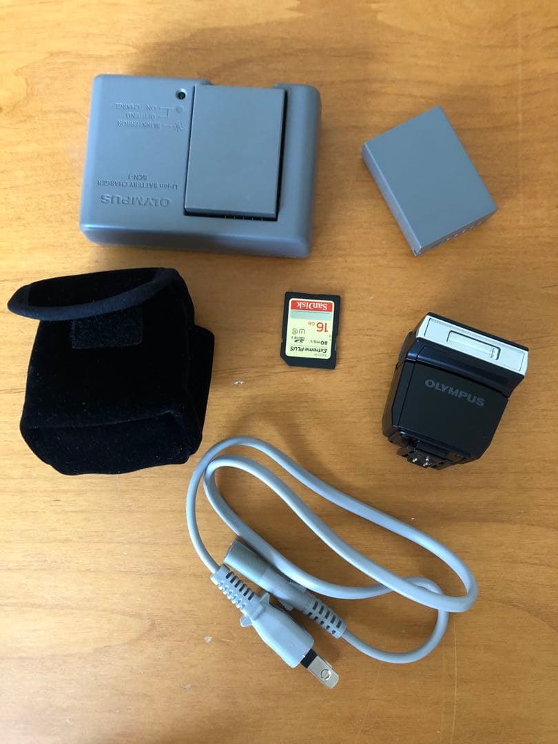 OLYMPUSのミラーレス一眼カメラと12-40mm f/2.8レンズのセット