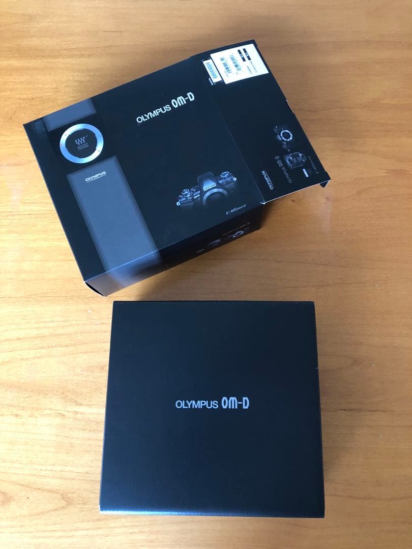 OLYMPUSのミラーレス一眼カメラと12-40mm f/2.8レンズのセット