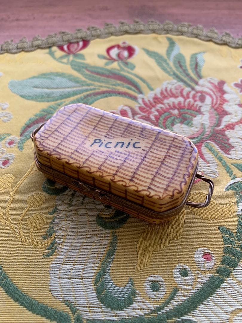 リモージュボックス　フランス製　可愛いバスケット型の小物入れ！カップが入ってる！