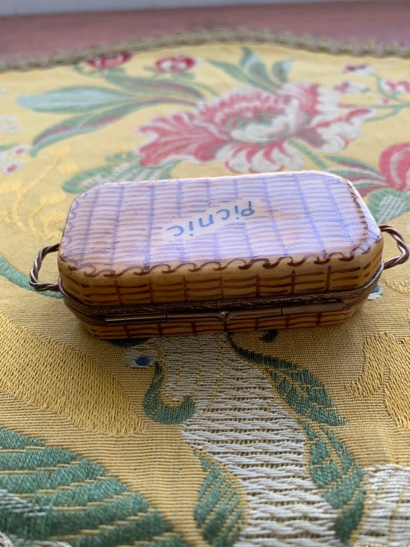 リモージュボックス　フランス製　可愛いバスケット型の小物入れ！カップが入ってる！