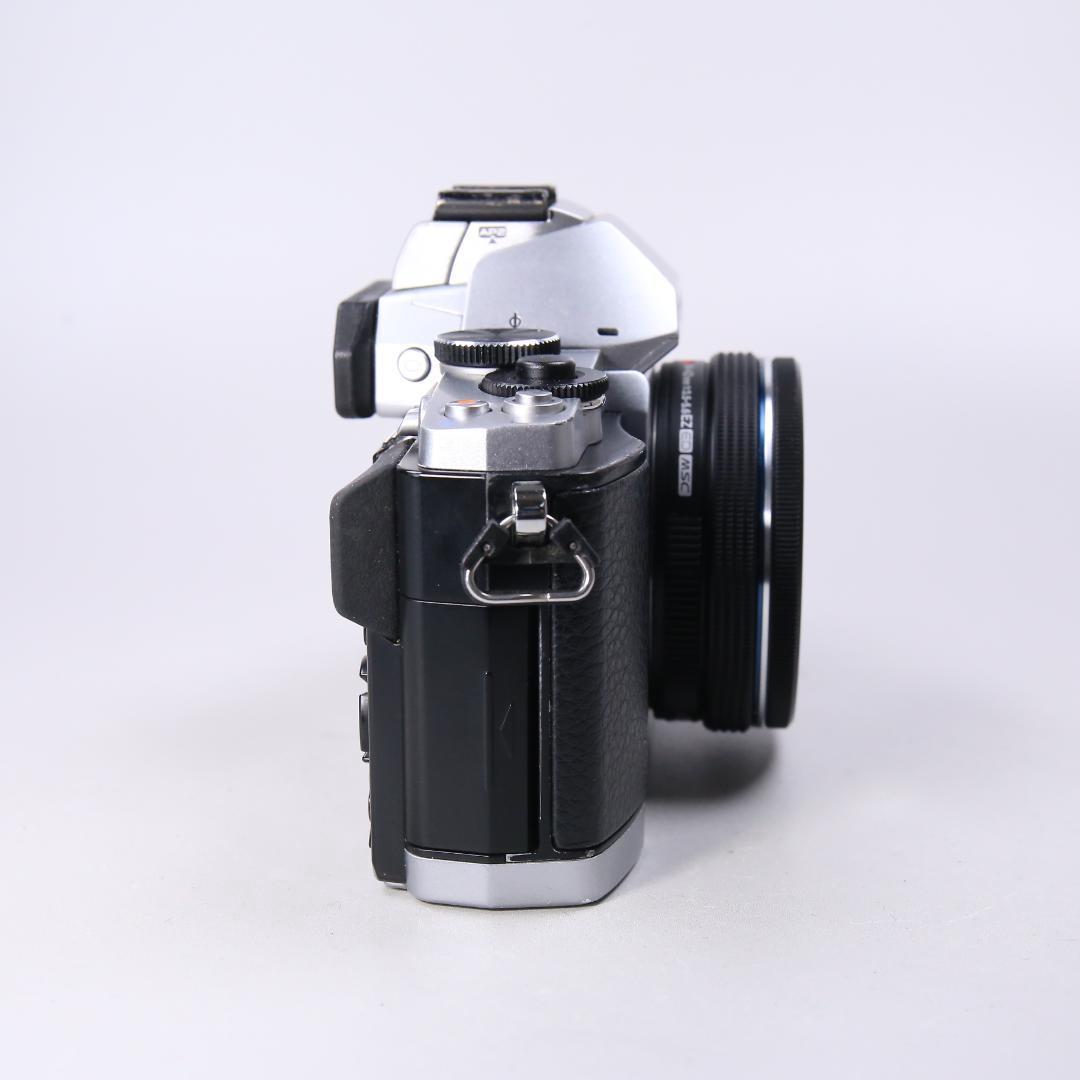 ☆完動品☆OLYMPUS OM-D E-M5 14-42mm　＃425