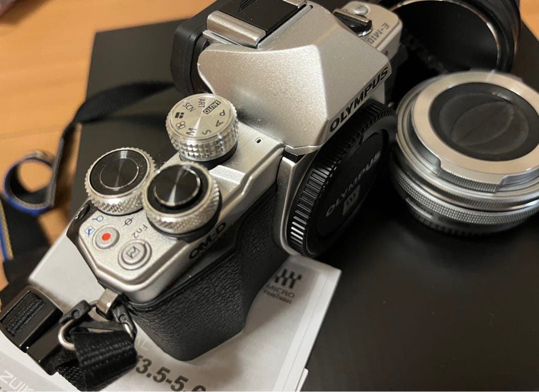 美品　オリンパス OM-D E-M10Ⅱ Wズームキット