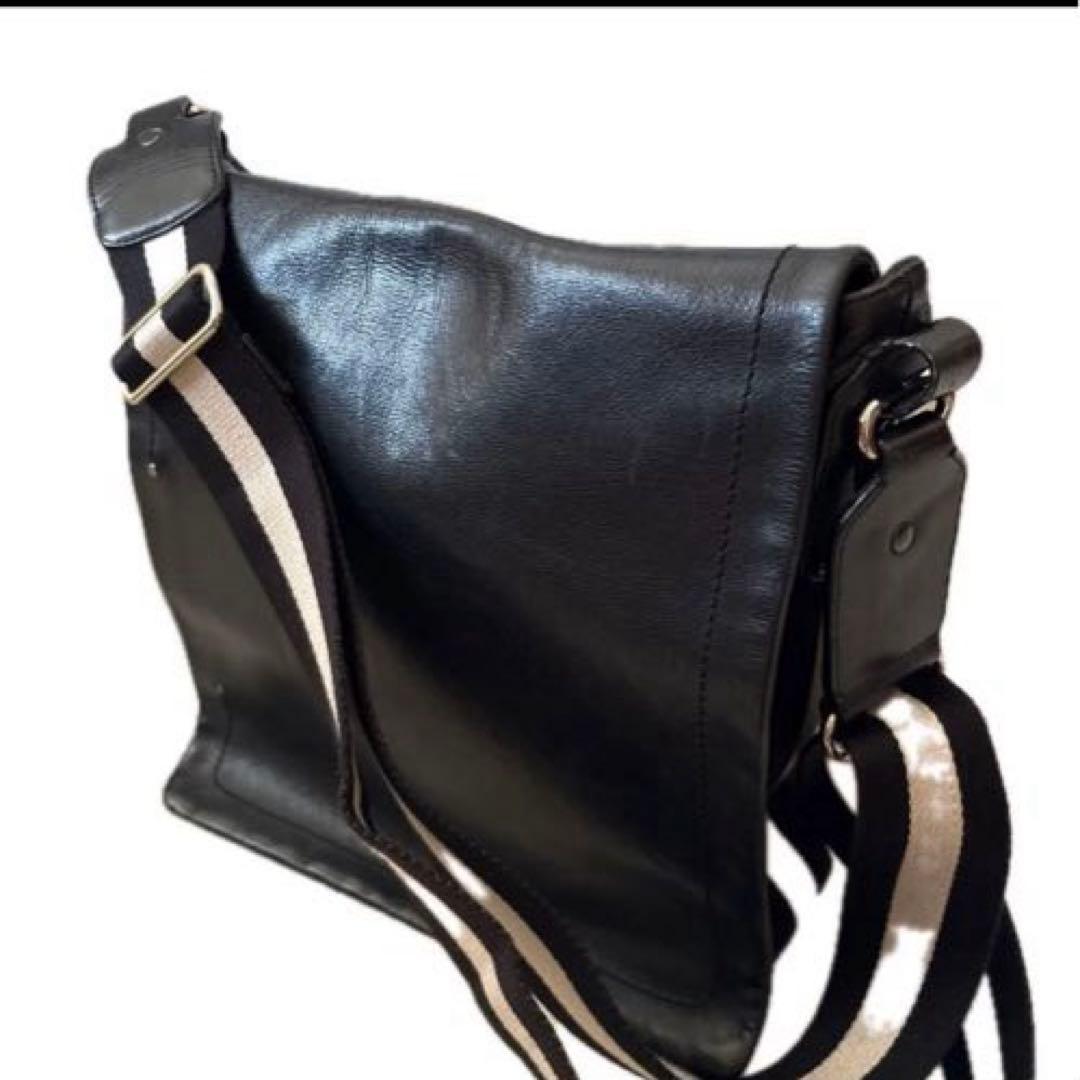 美品✨バリー レザー 本革 メッセンジャーバッグ　　黒 クロスボディ　チャーム