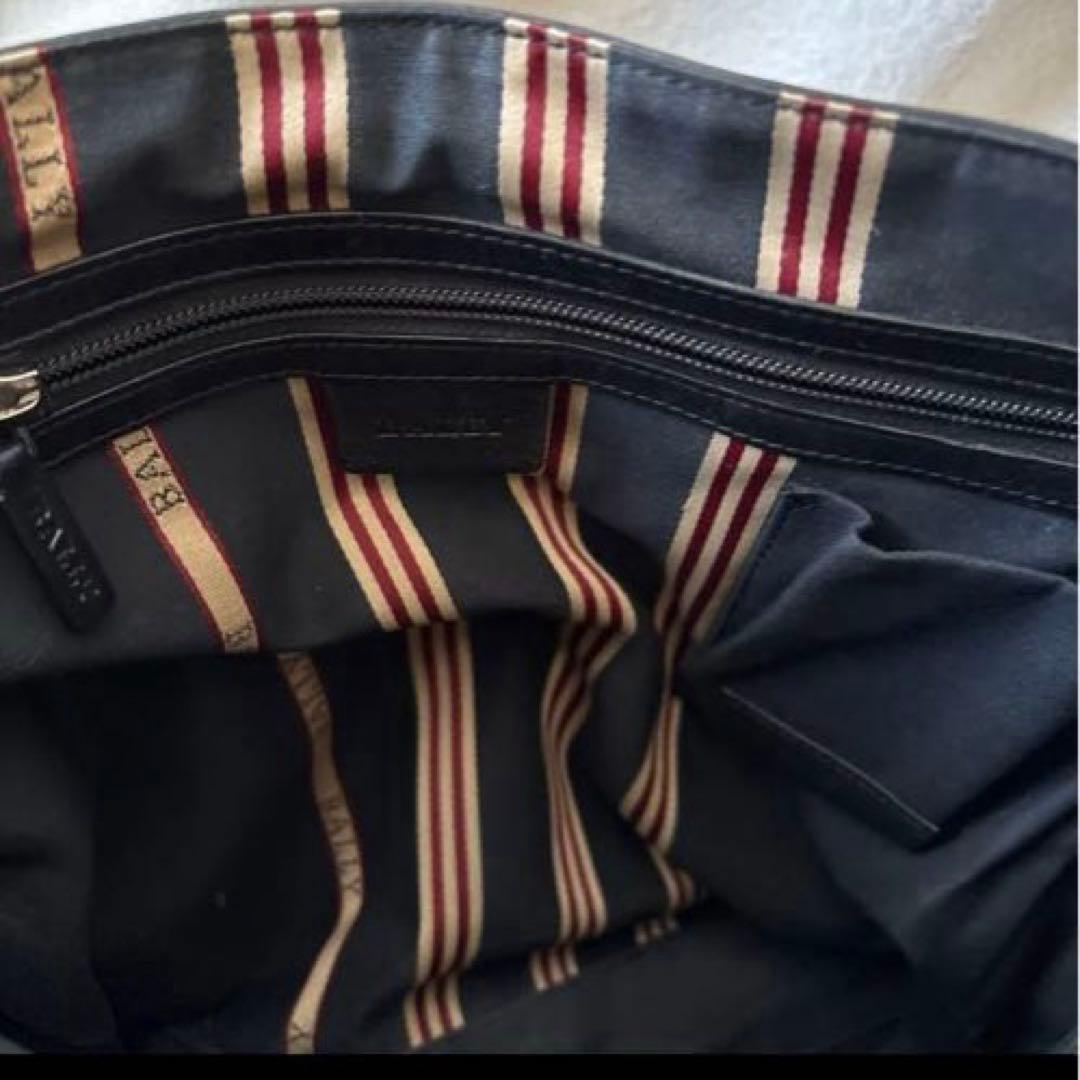 美品✨バリー レザー 本革 メッセンジャーバッグ　　黒 クロスボディ　チャーム