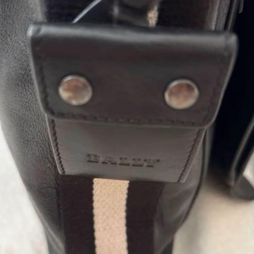 美品✨バリー レザー 本革 メッセンジャーバッグ　　黒 クロスボディ　チャーム
