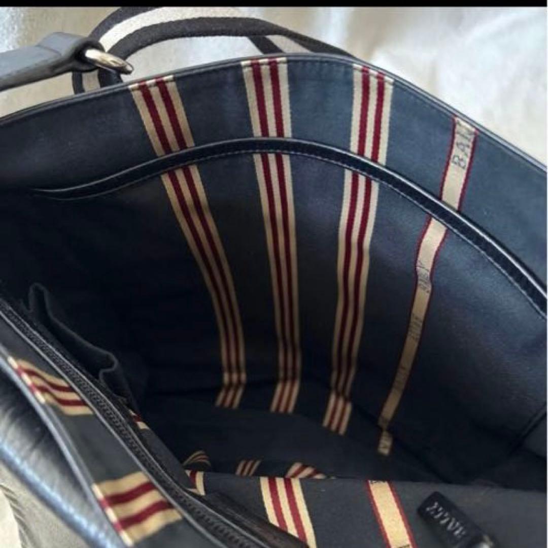 美品✨バリー レザー 本革 メッセンジャーバッグ　　黒 クロスボディ　チャーム