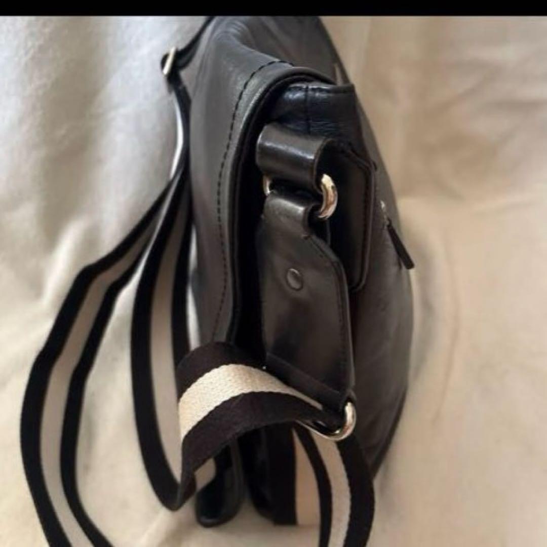 美品✨バリー レザー 本革 メッセンジャーバッグ　　黒 クロスボディ　チャーム