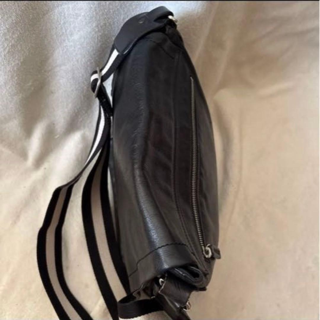 美品✨バリー レザー 本革 メッセンジャーバッグ　　黒 クロスボディ　チャーム