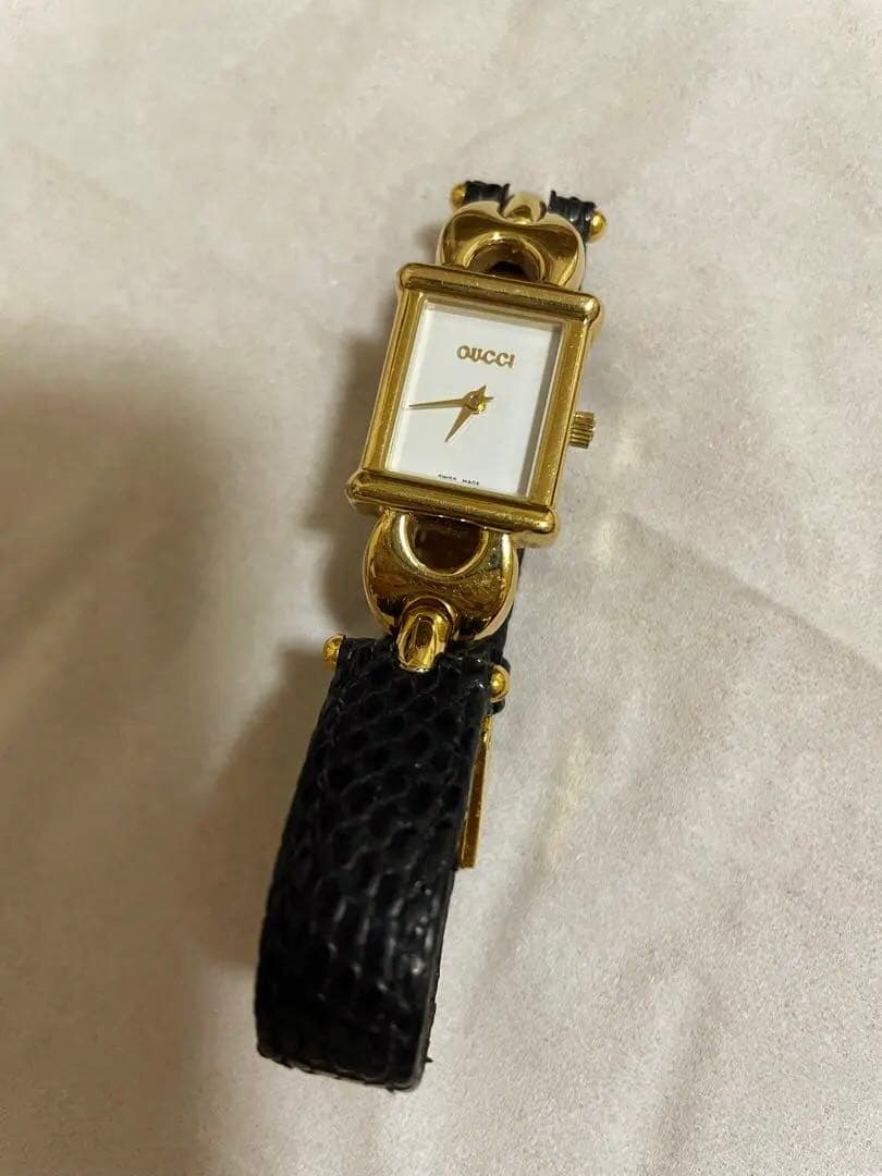 GUCCI レディース　ゴールド　ブラック レザー 腕時計　スクエア　不動