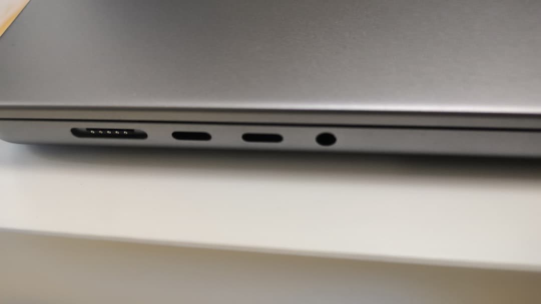 【極美品】MacBook Pro 16 M2Max 32GB 1TB おまけ多数