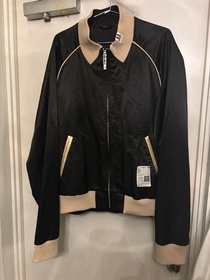 メゾンミハラヤスヒロ 22AW ノーカラーサテンジャケット バック刺繍