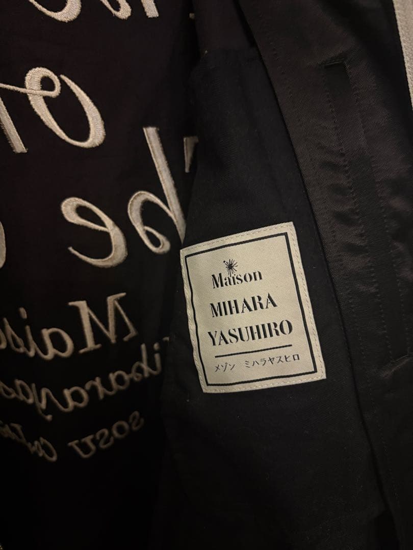 メゾンミハラヤスヒロ 22AW ノーカラーサテンジャケット バック刺繍