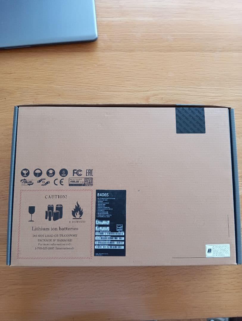 エイスース★ASUS E406S★メモリ4gb★EMMC64GB箱と説明書