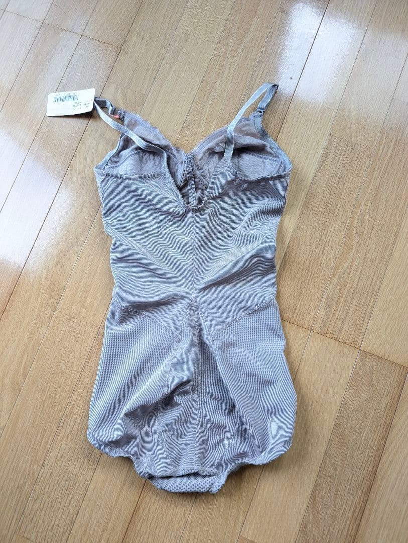 グレー ボディスーツ レース模様