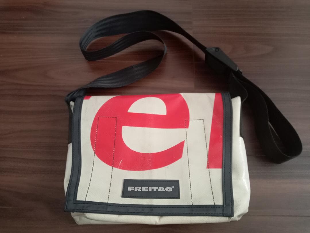 FREITAG メッセンジャーバッグ ホワイト/レッド