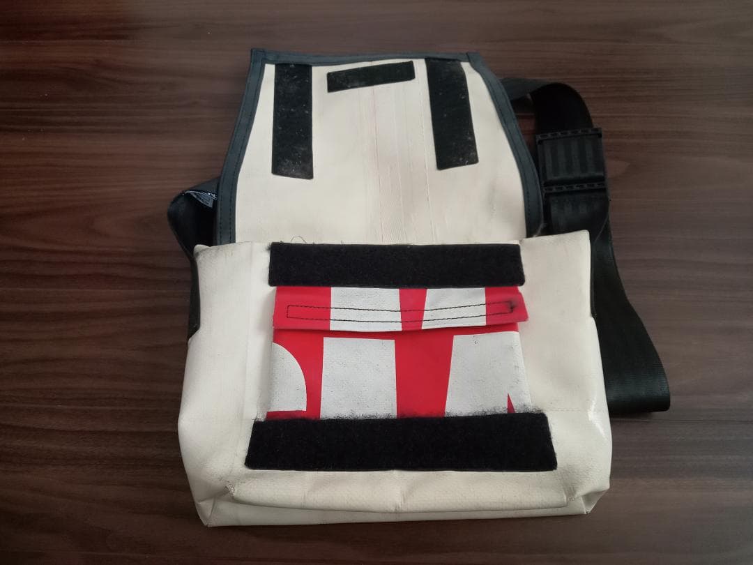 FREITAG メッセンジャーバッグ ホワイト/レッド