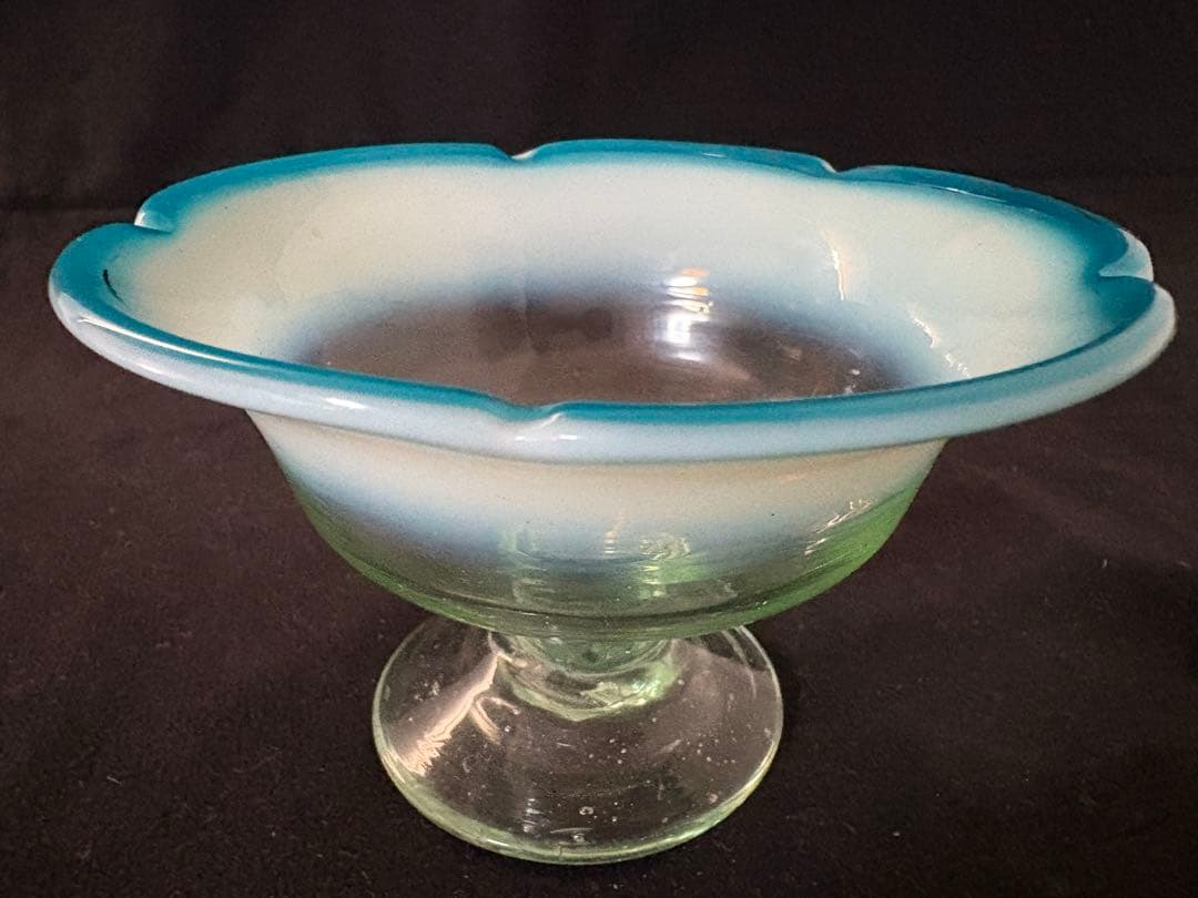 和ガラス　大正ガラス　青色× 乳白色　氷カップ　ウランガラス　ぽっくり厚みあり