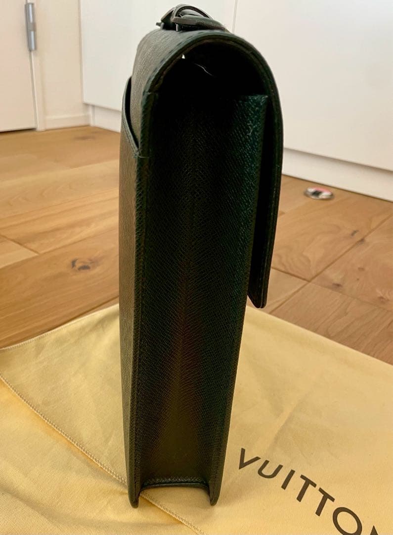 LOUIS VUITTONタイガ　セルヴィエットクラド　　　ブリーフケース