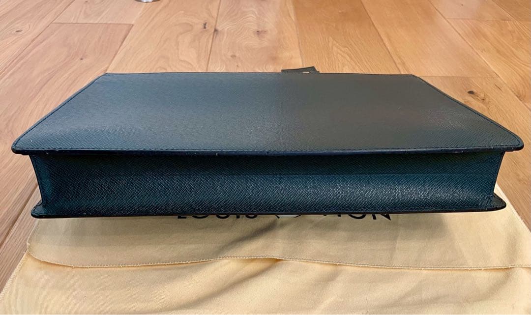 LOUIS VUITTONタイガ　セルヴィエットクラド　　　ブリーフケース