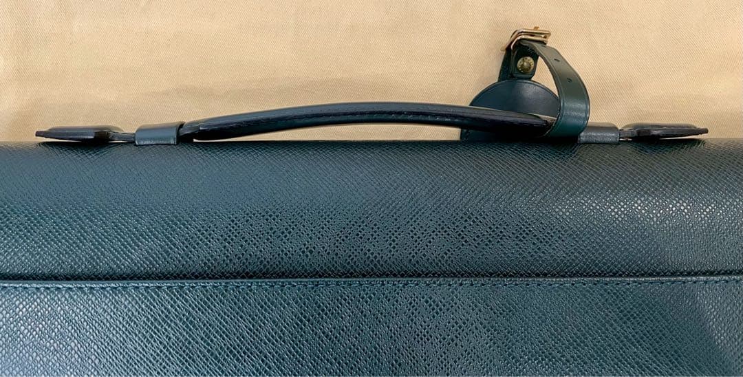 LOUIS VUITTONタイガ　セルヴィエットクラド　　　ブリーフケース